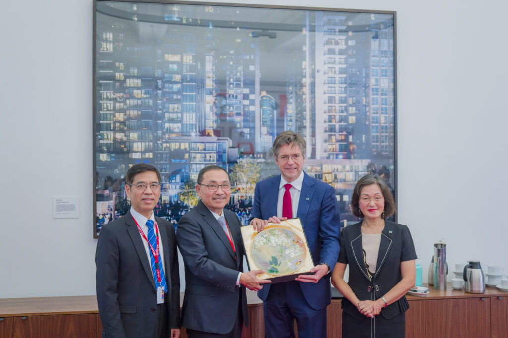 %E6%96%B0%E5%8C%97%E5%B8%82%E9%95%B7%E4%BE%AF%E5%8F%8B%E5%AE%9C%E8%88%87%E5%A2%A8%E7%88%BE%E6%9C%AC%E5%B8%82%E9%95%B7Nicholas Reece%EF%BC%88%E5%8F%B3%E4%BA%8C%EF%BC%89%E3%80%81%E5%B8%82%E8%AD%B0%E5%93%A1Gladys Liu%E5%BB%96%E5%AC%8B%E5%A8%A5%EF%BC%88%E5%8F%B3%E4%B8%80%EF%BC%89%E6%9C%83%E9%9D%A2%E4%BA%A4%E6%B5%81