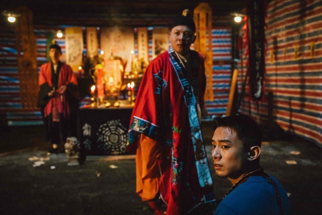 7.【圖片提供 網銀國際影視】初孟軒害怕因遊戲而死，偷偷找上道士進行法會